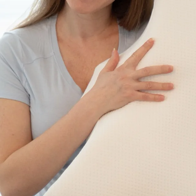 Ergo Z pillow contour detail showing the raised rails and center cradle